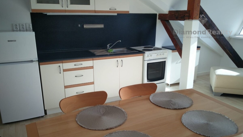 Na prenájom pekný podkrovný 2 izbový byt, Sládkovičova, Pezinok.