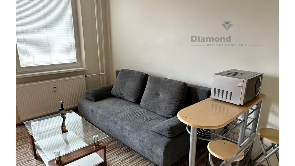 Na prenájom pekná garsonka s balkónom, ulica Spartakovská, Trnava.