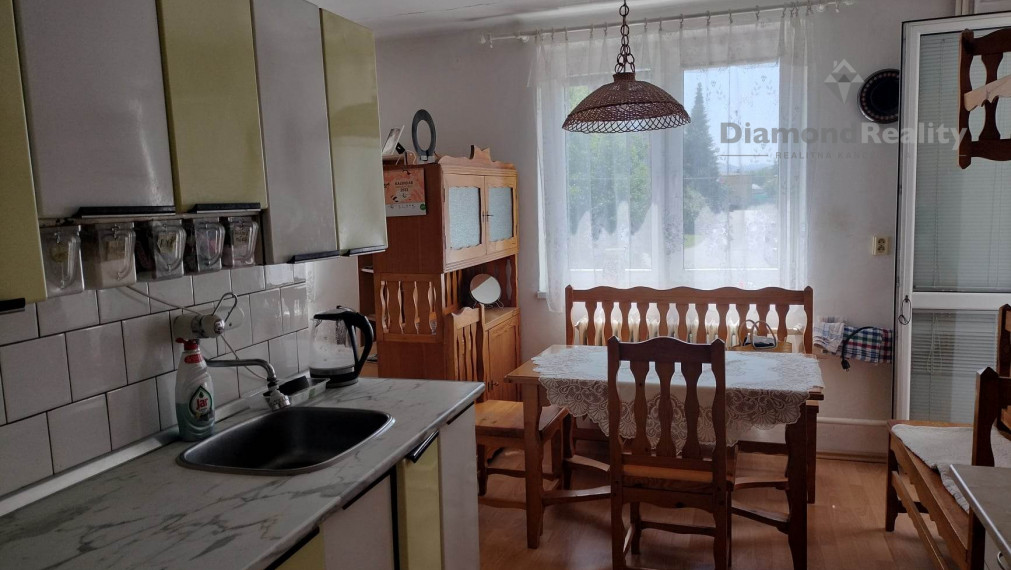 Na predaj veľký 3 izbový tehlový byt na Solivare s vlastným kúrením, garážou a zahrádkou