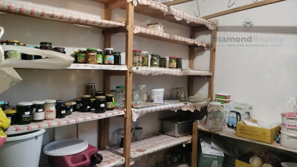 Na predaj veľký 3 izbový tehlový byt na Solivare s vlastným kúrením, garážou a zahrádkou