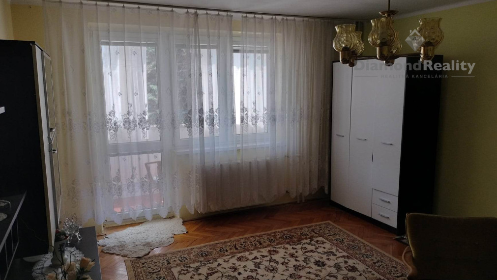 Na predaj veľký 3 izbový tehlový byt na Solivare s vlastným kúrením, garážou a zahrádkou