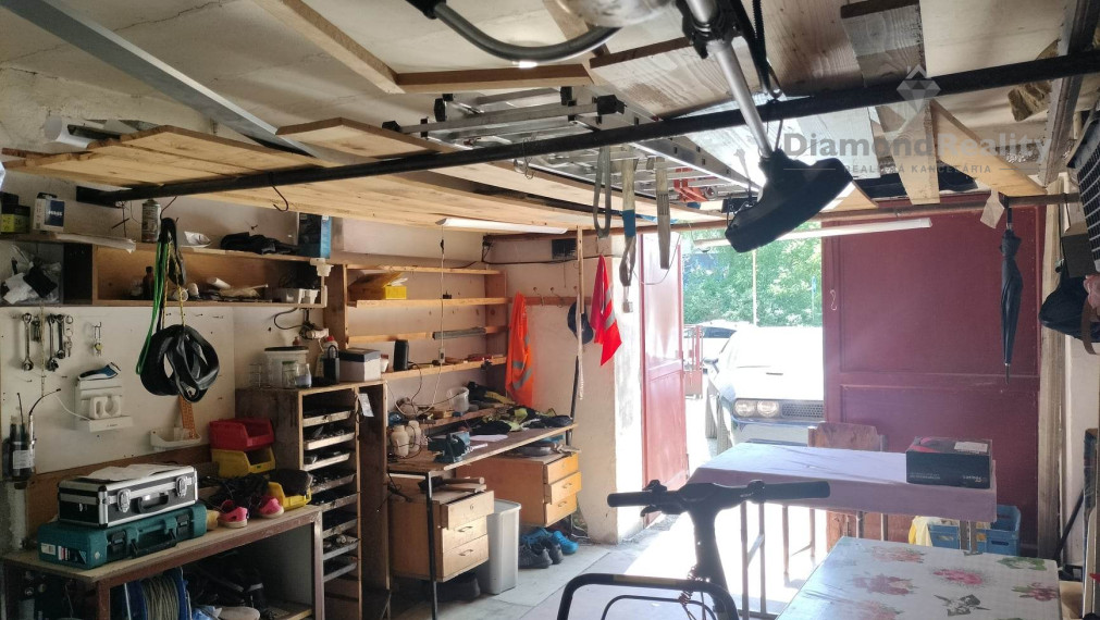 Na predaj veľký 3 izbový tehlový byt na Solivare s vlastným kúrením, garážou a zahrádkou