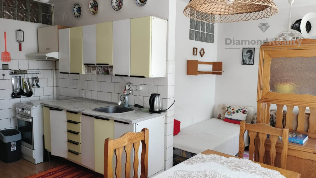 Na predaj veľký 3 izbový tehlový byt na Solivare s vlastným kúrením, garážou a zahrádkou