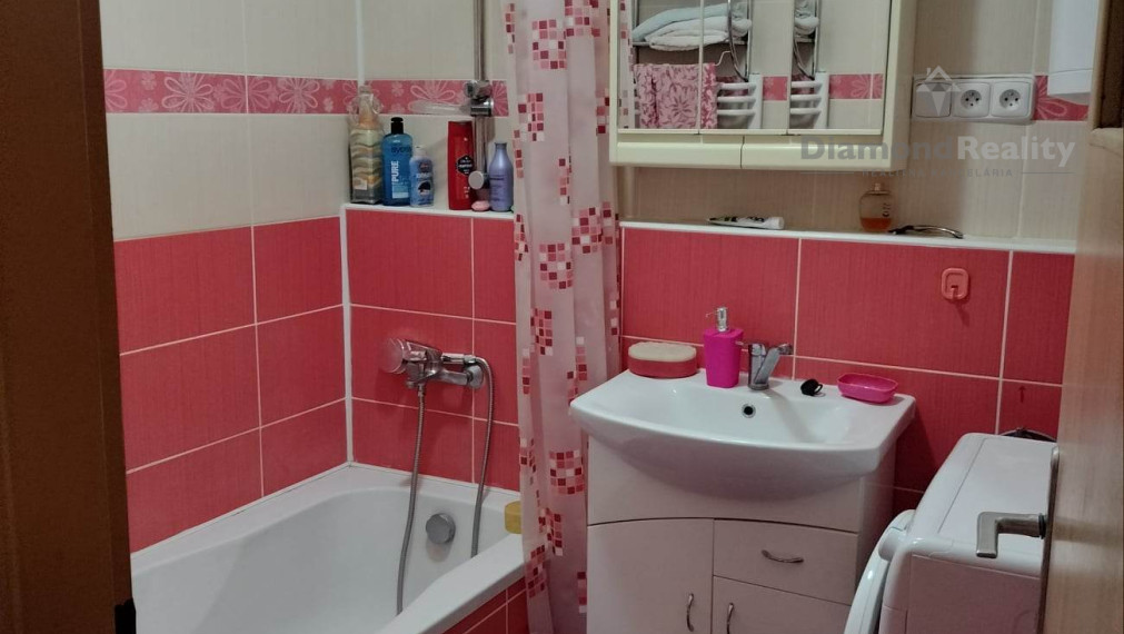 Na predaj veľký 3 izbový tehlový byt na Solivare s vlastným kúrením, garážou a zahrádkou