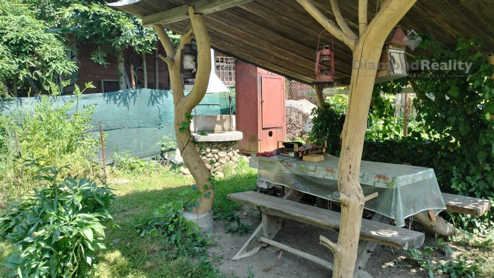 Na predaj veľký 3 izbový tehlový byt na Solivare s vlastným kúrením, garážou a zahrádkou