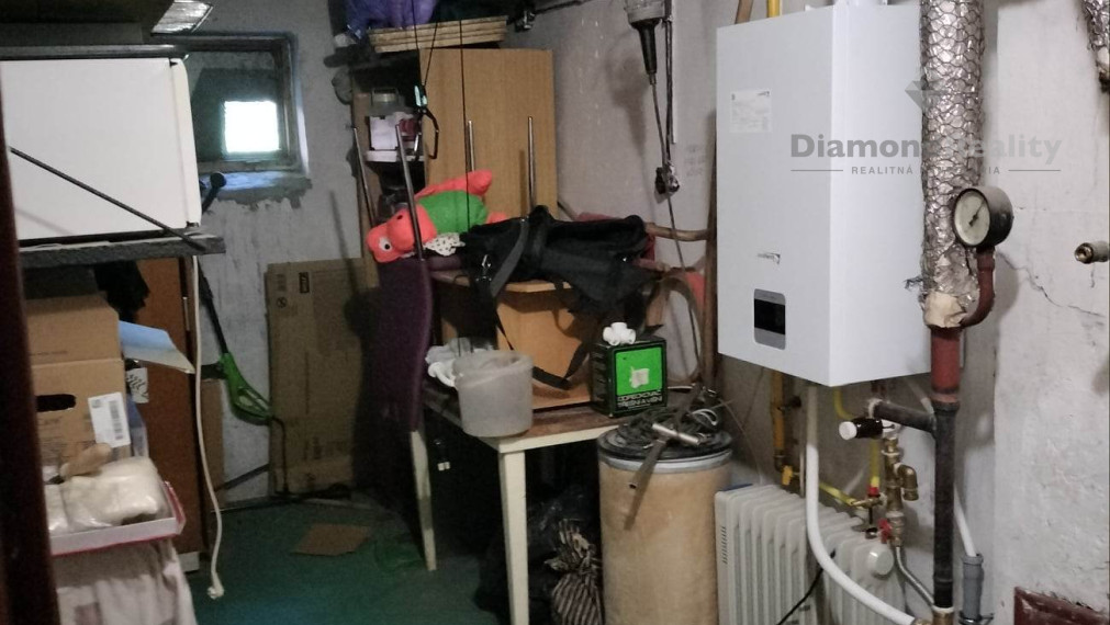 Na predaj veľký 3 izbový tehlový byt na Solivare s vlastným kúrením, garážou a zahrádkou