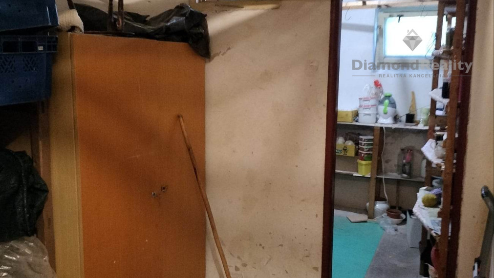 Na predaj veľký 3 izbový tehlový byt na Solivare s vlastným kúrením, garážou a zahrádkou