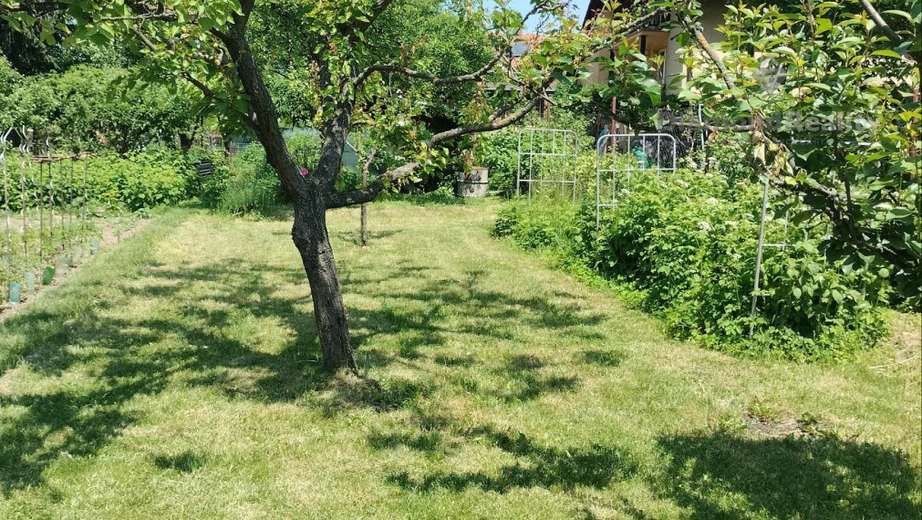 Na predaj veľký 3 izbový tehlový byt na Solivare s vlastným kúrením, garážou a zahrádkou