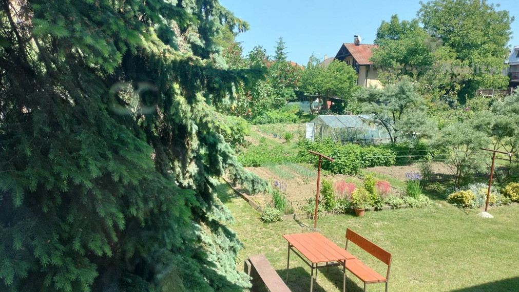 Na predaj veľký 3 izbový tehlový byt na Solivare s vlastným kúrením, garážou a zahrádkou