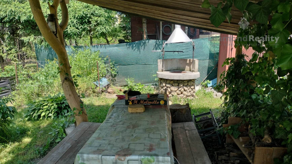 Na predaj veľký 3 izbový tehlový byt na Solivare s vlastným kúrením, garážou a zahrádkou