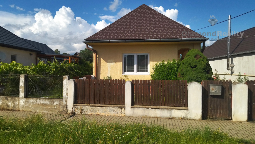 "REZERVOVANÝ" Ponúkam na predaj rodinný dom v obci Čaňa na ulici Mieru.
