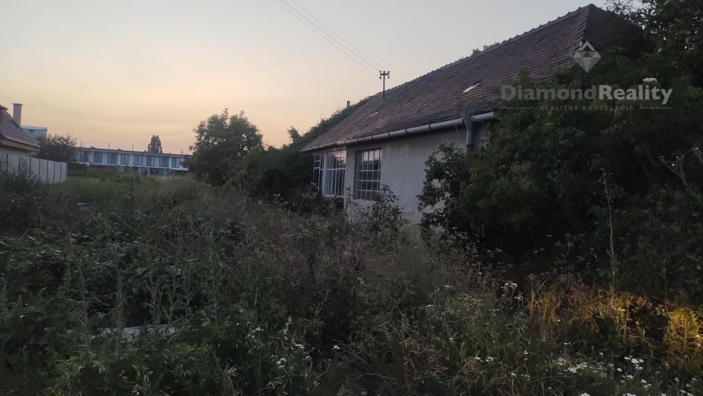 Na predaj stavebný pozemok s rodinným domom