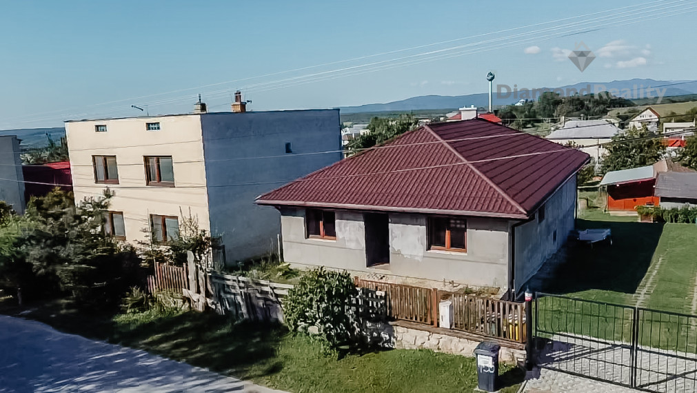 "Dom za cenu bytu" Ponúkame na predaj priestranný rodinný dom Nováčany.