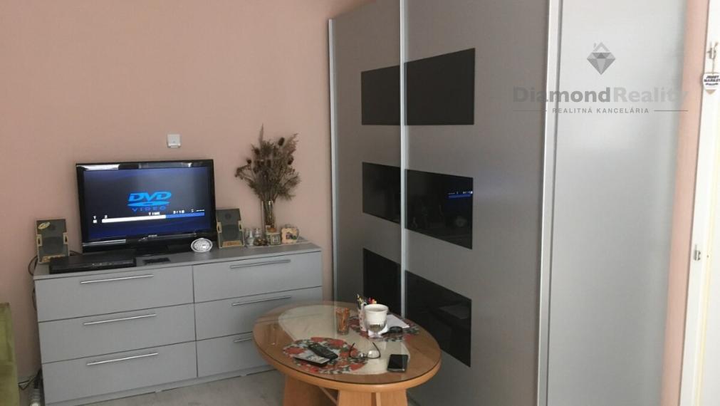 Na prenájom zariadený 1 izbový byt s balkónom, Hollého, Senica