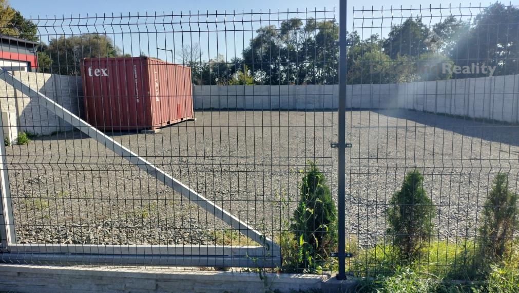 Na prenájom spevnená plocha