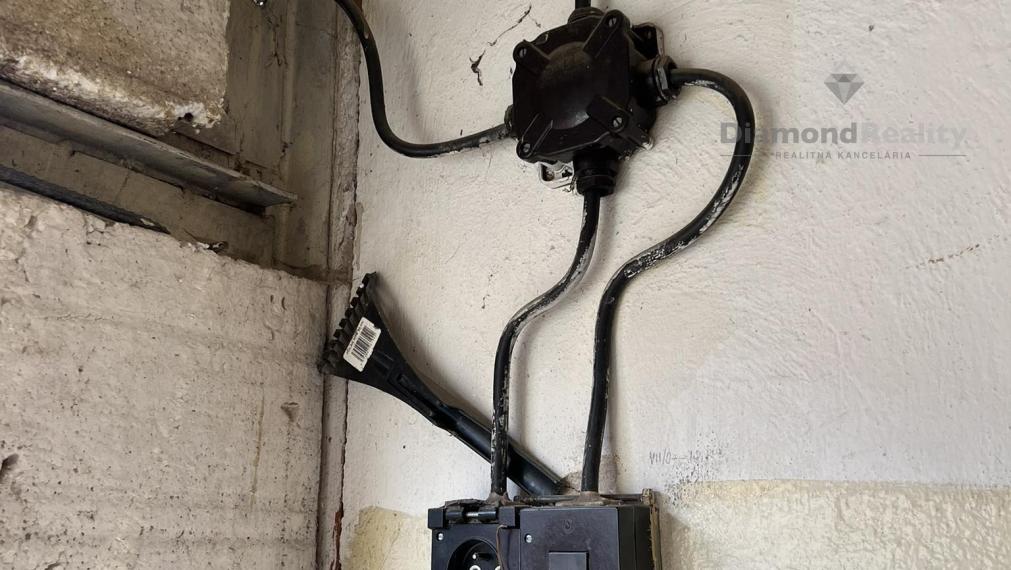 NA PREDAJ GARÁŽ I 16m2 I ELEKTRIKA I ŽELEZNÍKY
