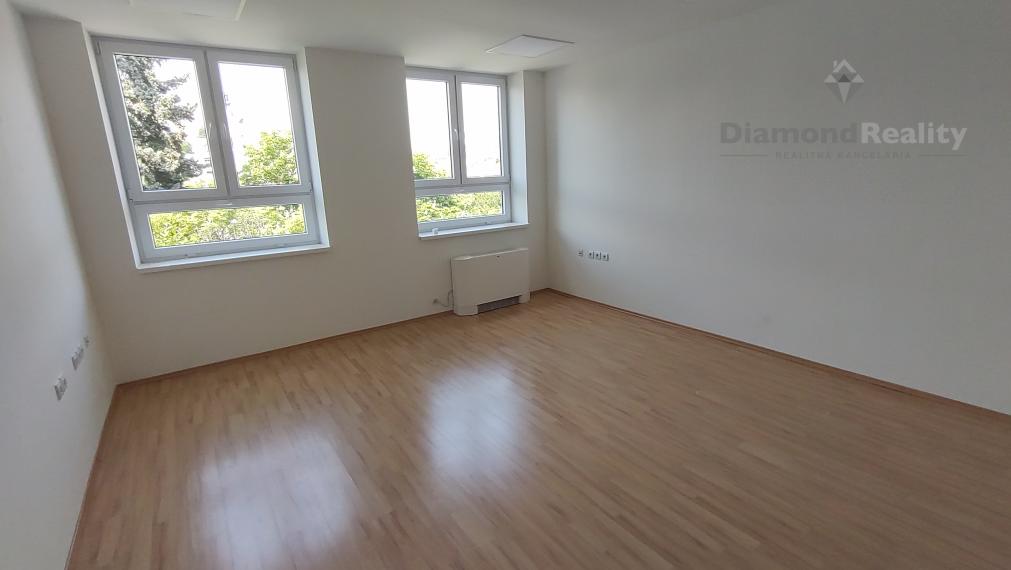 Na prenájom kancelária v centre Nitry 100 m2