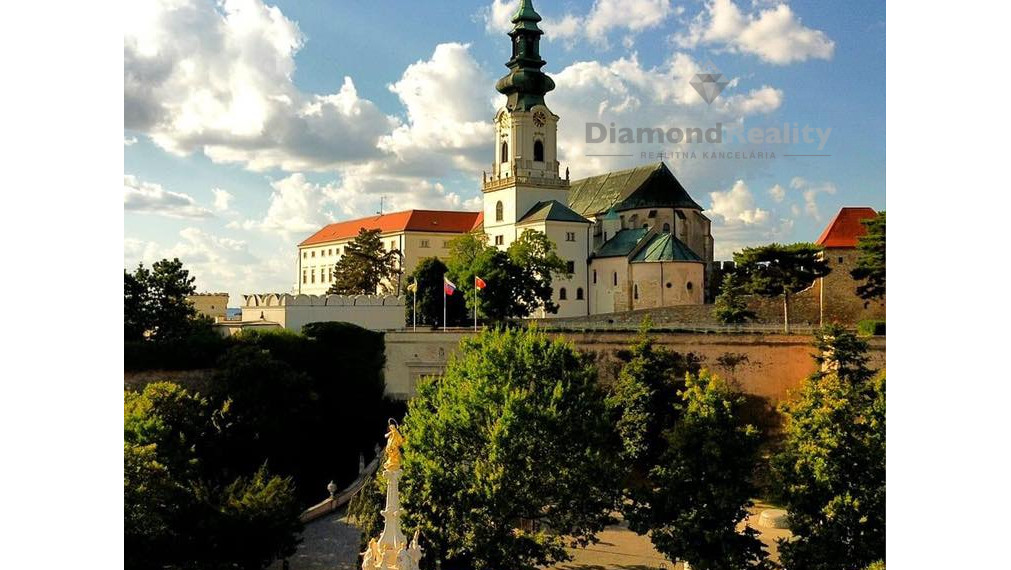 Na prenájom luxusný 3 izbový byt v centre Nitry aj pre rodinu s deťmi s parkovaním