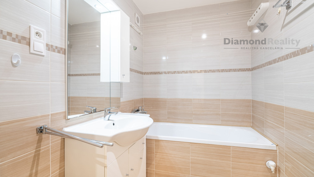 NA PRENÁJOM NEZARIADENÝ 3 IZBOVÝ BYT (65m2), TRI HÔRKY, KOŠICE - ZÁPAD