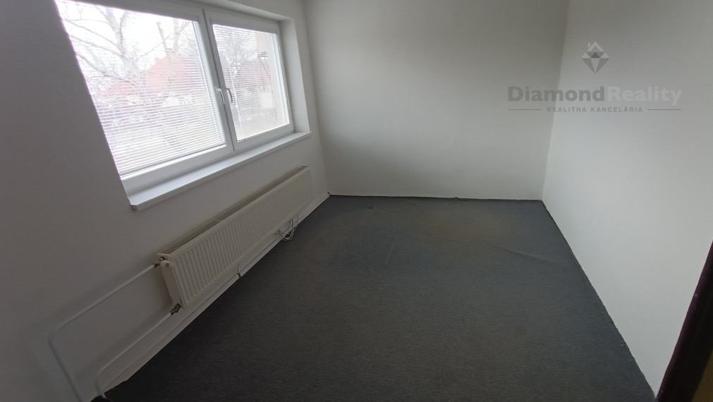 Na prenájom budova s 8 kanceláriami Nitra - Mlynárce