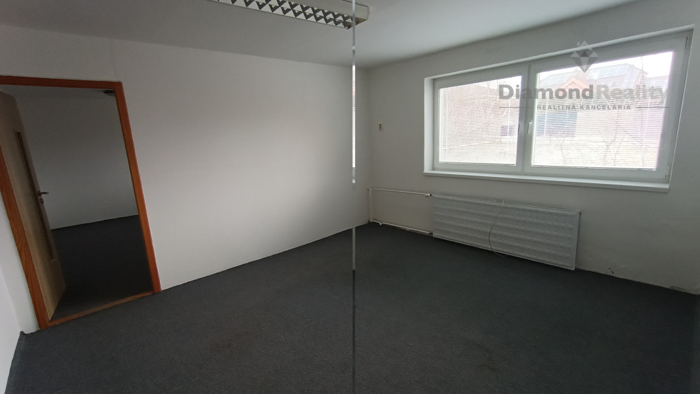 Na prenájom budova s 8 kanceláriami Nitra - Mlynárce