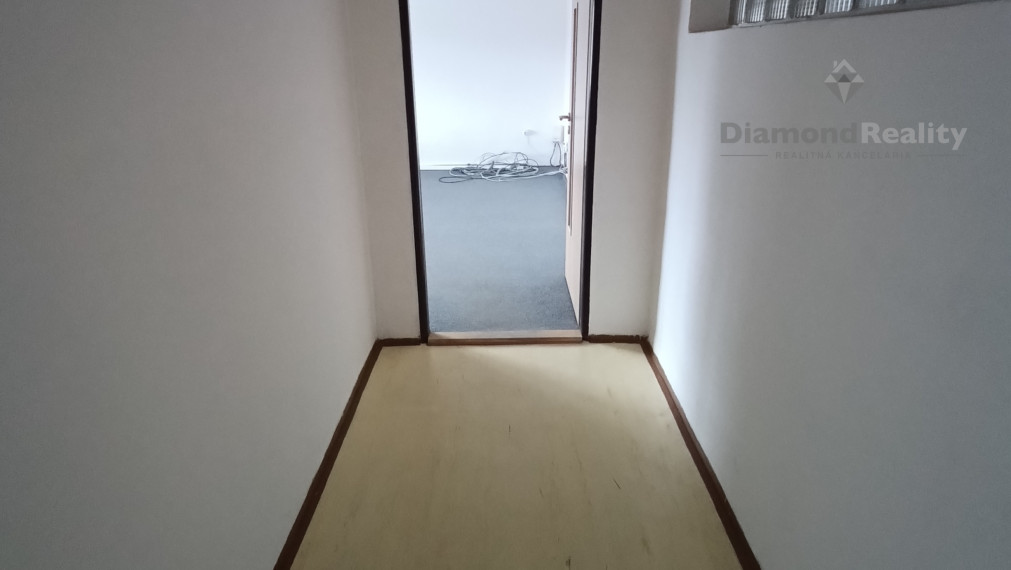 Na prenájom budova s 8 kanceláriami Nitra - Mlynárce