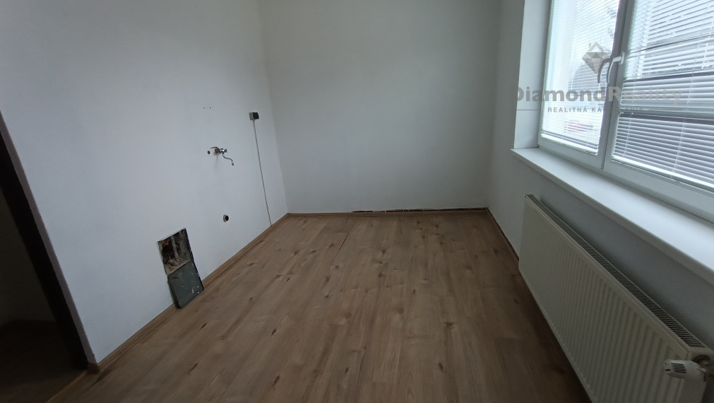 Na prenájom budova s 8 kanceláriami Nitra - Mlynárce