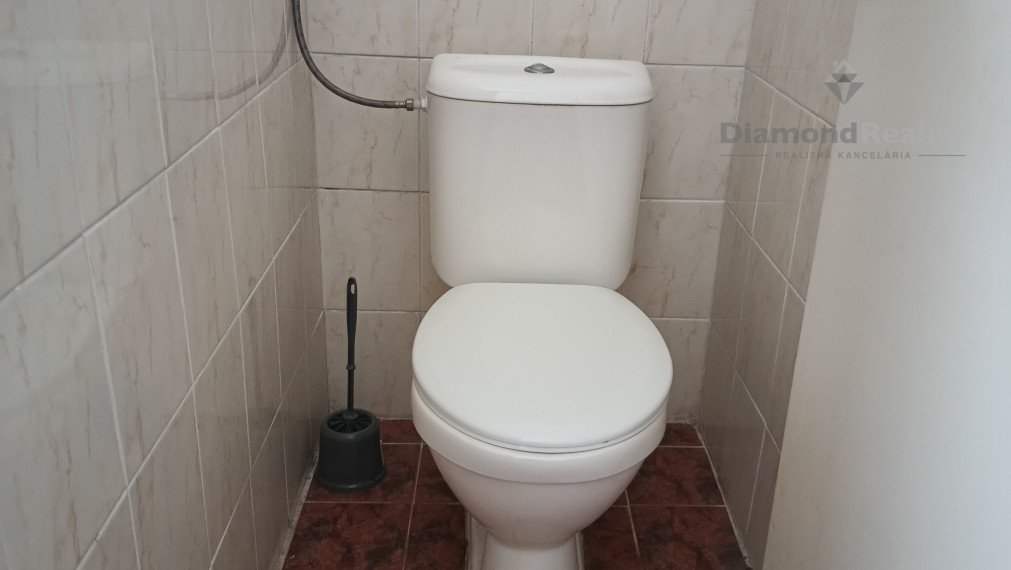 Na prenájom budova s 8 kanceláriami Nitra - Mlynárce