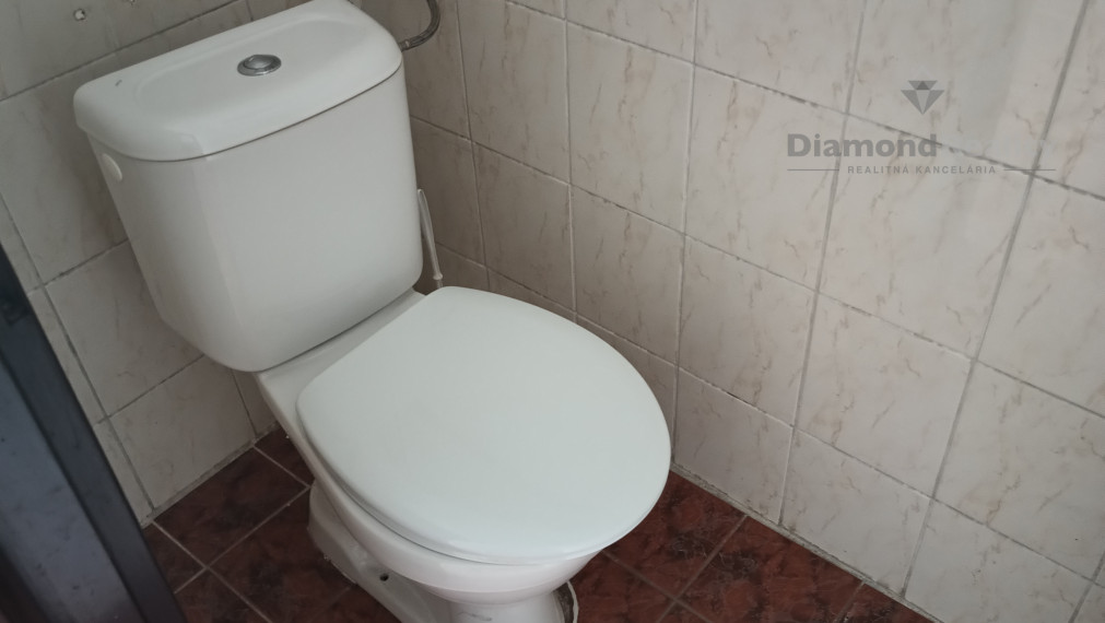 Na prenájom budova s 8 kanceláriami Nitra - Mlynárce