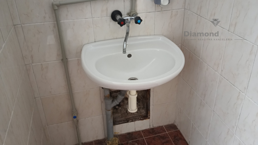 Na prenájom budova s 8 kanceláriami Nitra - Mlynárce