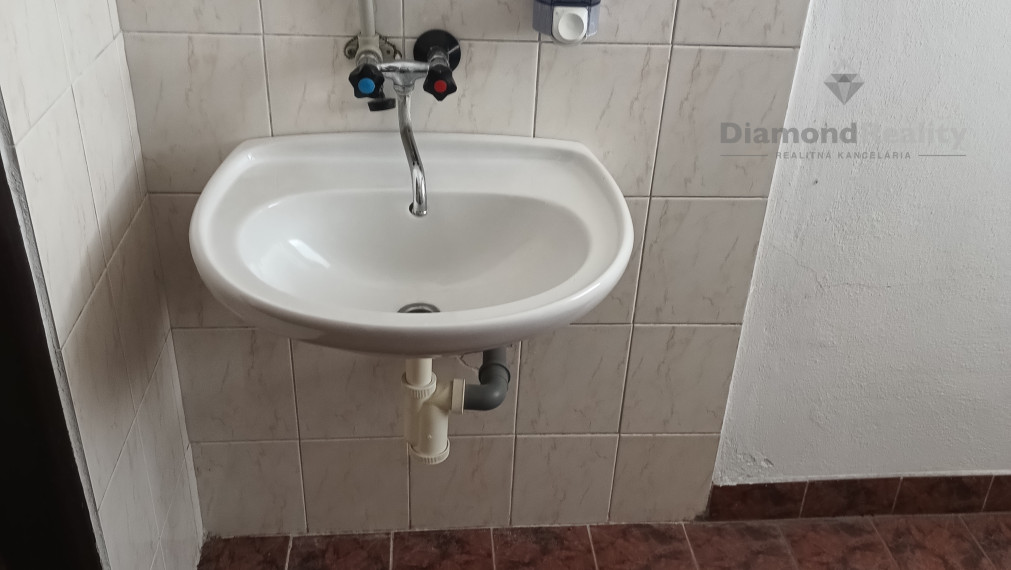 Na prenájom budova s 8 kanceláriami Nitra - Mlynárce