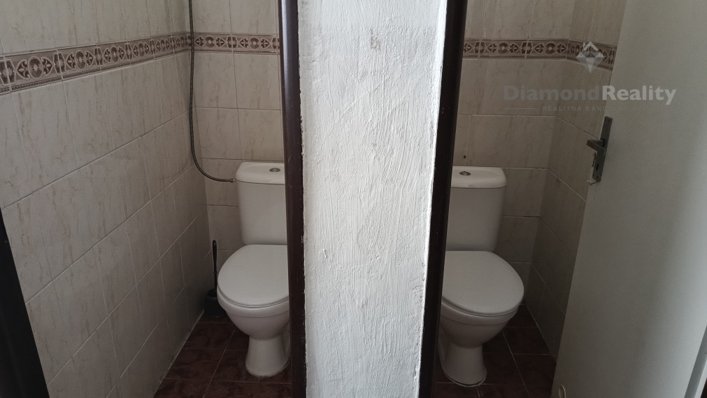 Na prenájom budova s 8 kanceláriami Nitra - Mlynárce