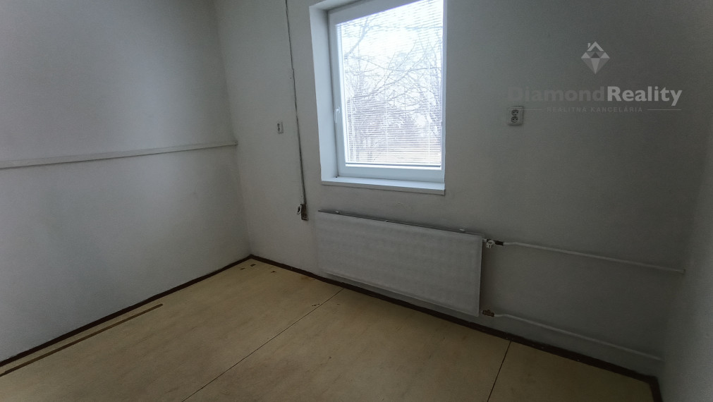 Na prenájom budova s 8 kanceláriami Nitra - Mlynárce