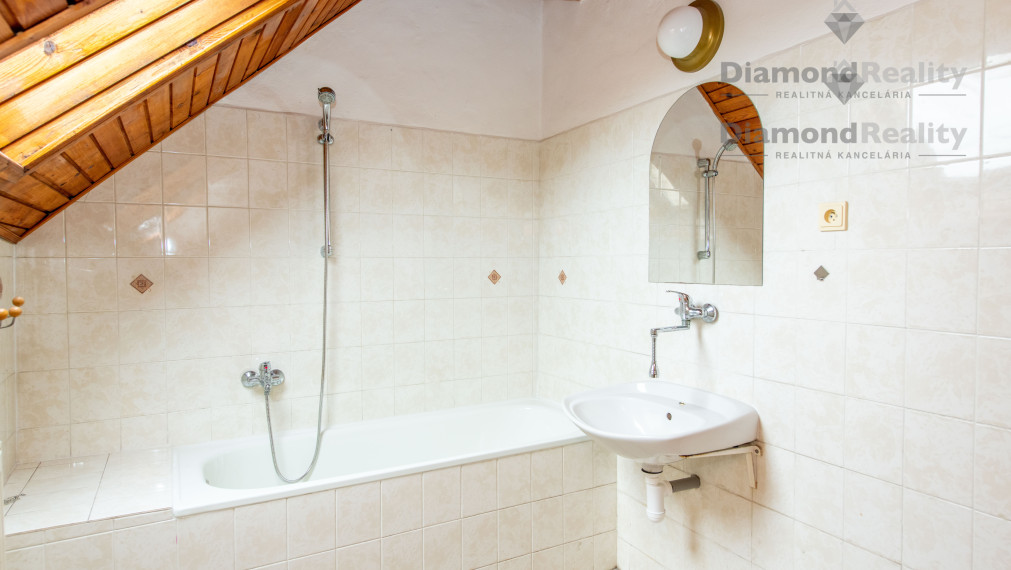 NA PREDAJ INVESTIČNÝ POZEMOK S RODINNÝM DOMOM |  2864m2 POZEMOK | BARCA