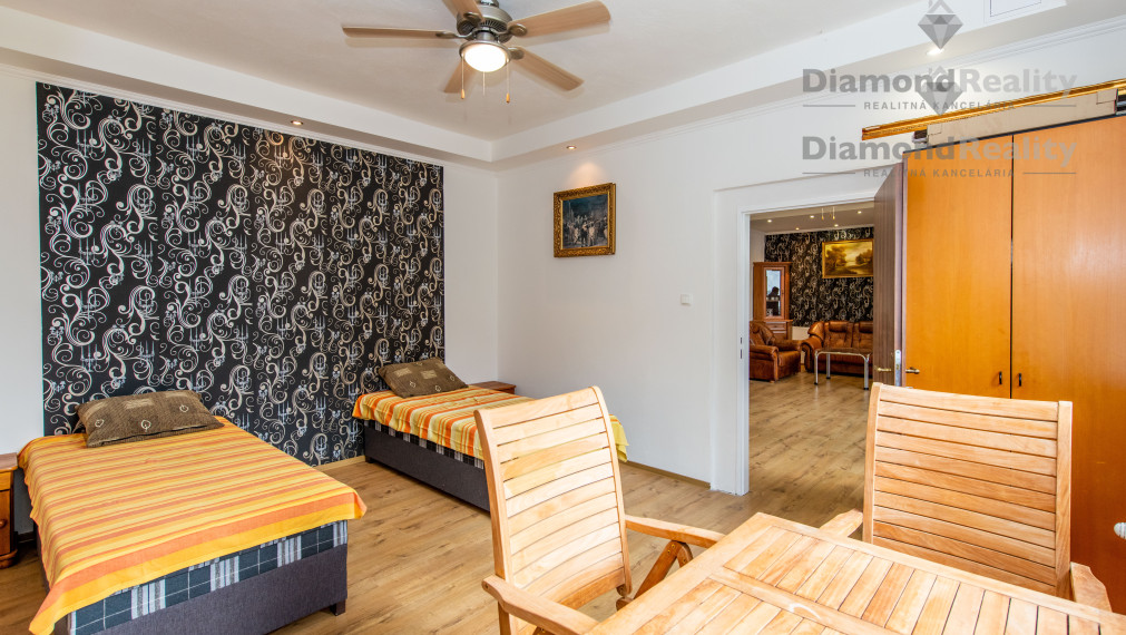 NA PREDAJ INVESTIČNÝ POZEMOK S RODINNÝM DOMOM |  2864m2 POZEMOK | BARCA