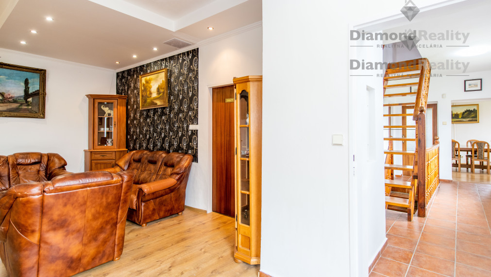 NA PREDAJ INVESTIČNÝ POZEMOK S RODINNÝM DOMOM |  2864m2 POZEMOK | BARCA