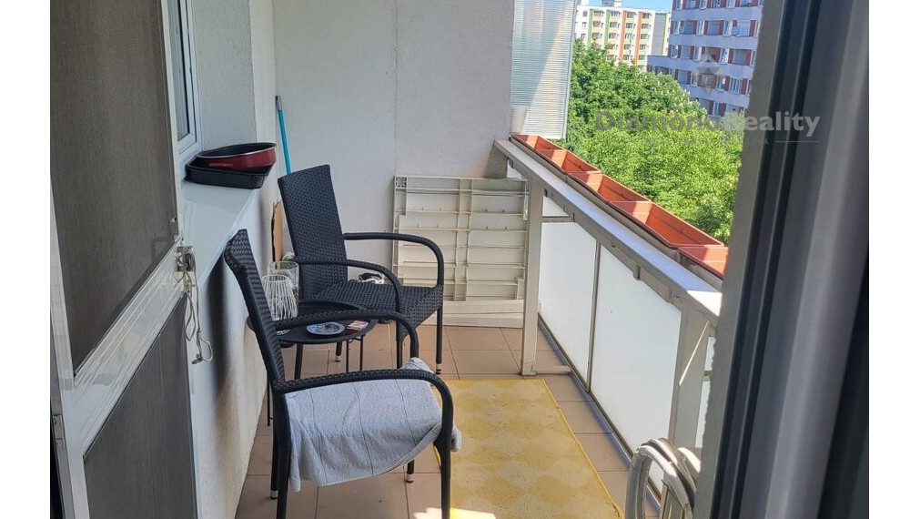 Na prenájom 4 izbový byt s balkónom, V. Clementisa, Trnava