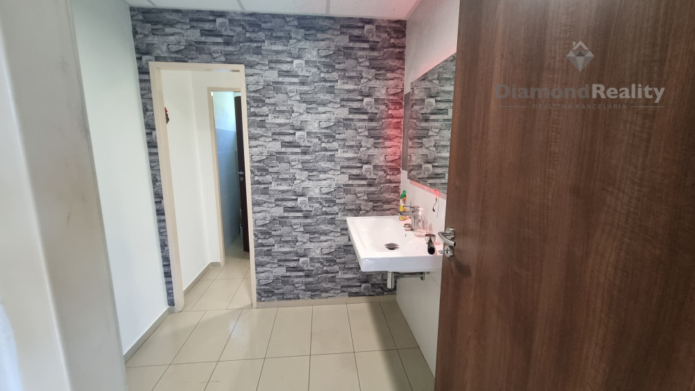 administratívna budova, pozemok