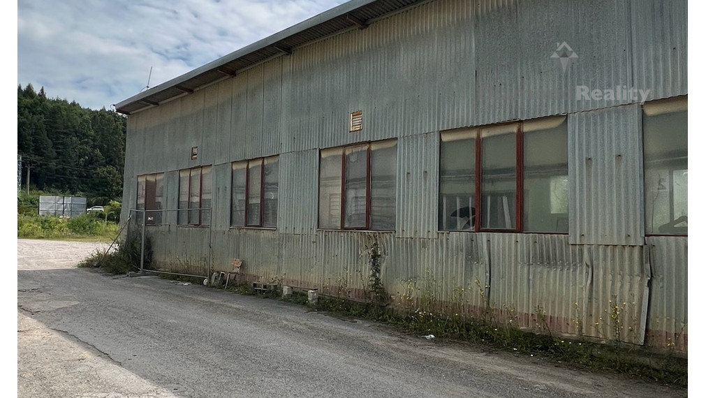 Ponúkame do prenájmu skladové, výrobné prípadne garážové priestory vhodné aj na celoročné uskladnenie mechanizmov.