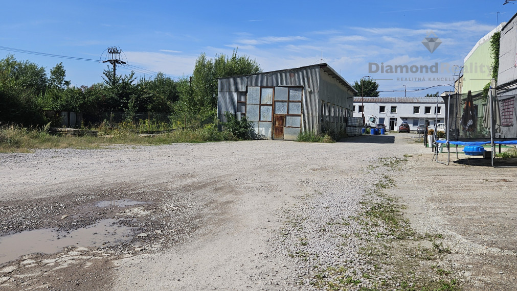 Ponúkame do prenájmu skladové, výrobné prípadne garážové priestory vhodné aj na celoročné uskladnenie mechanizmov.