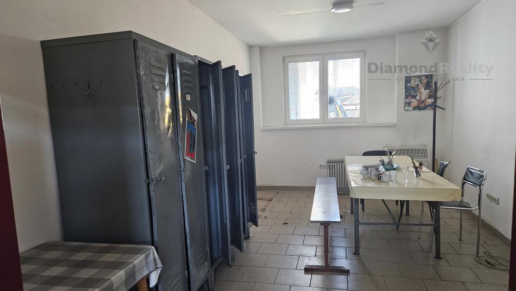 Na prenájom výrobná hala s žeriavom a montážnou jamou