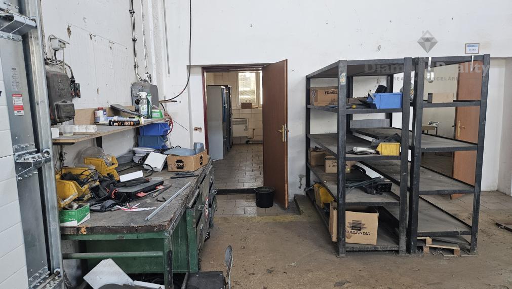 Na prenájom výrobná hala s žeriavom a montážnou jamou