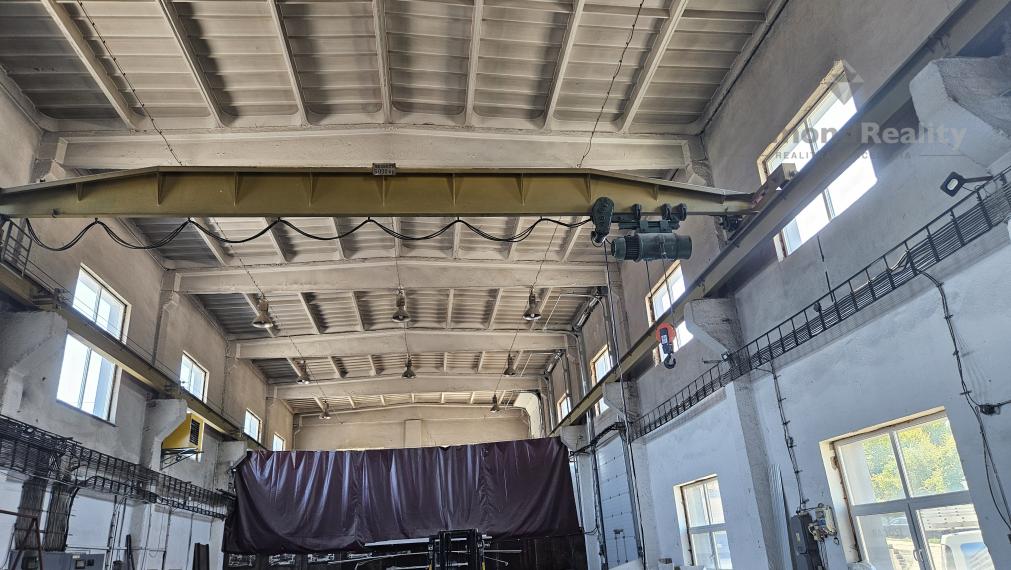 Na prenájom výrobná hala s žeriavom a montážnou jamou