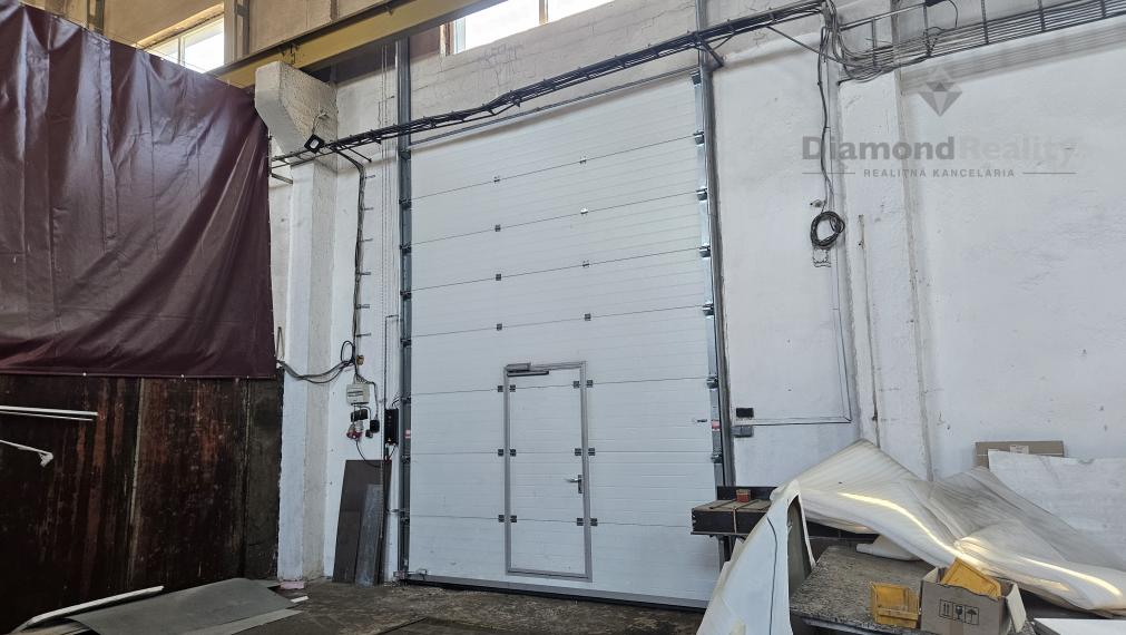 Na prenájom výrobná hala s žeriavom a montážnou jamou