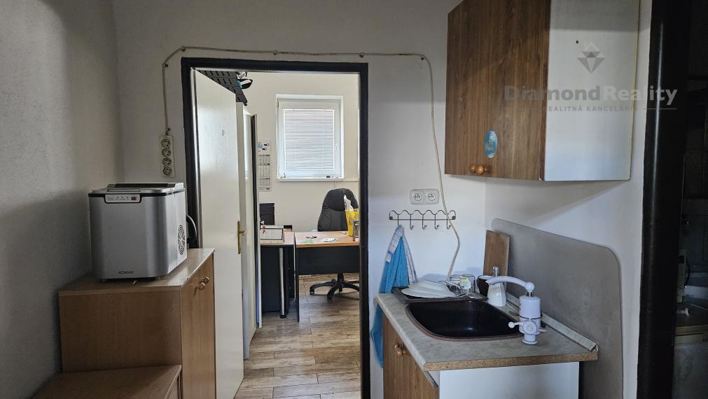 Na prenájom výrobná hala s žeriavom a montážnou jamou