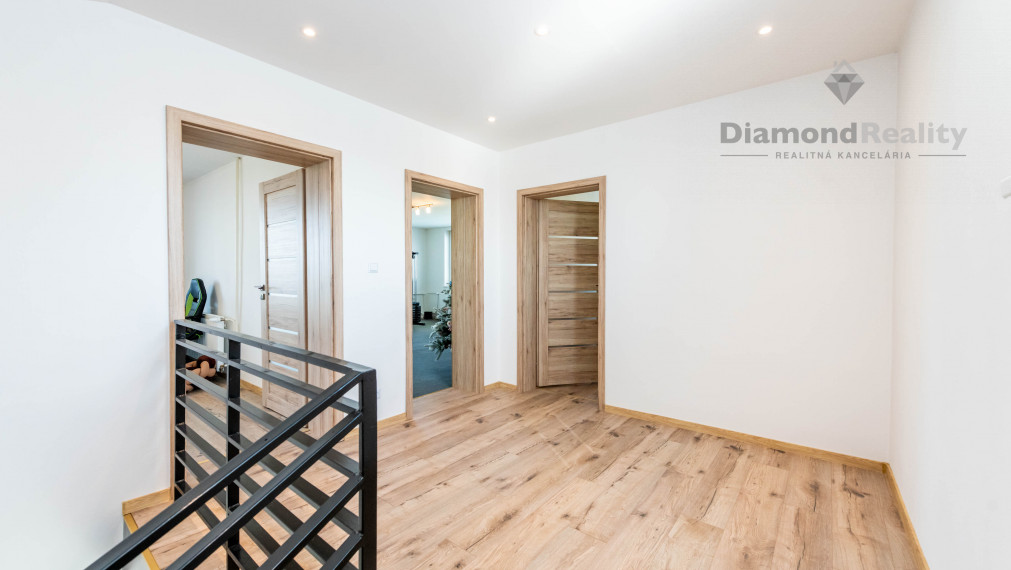 Na predaj dvojpodlažný RD po modernej rekonštrukcii, veľký pozemok (2588m2), obec Ruskov - KE okolie.