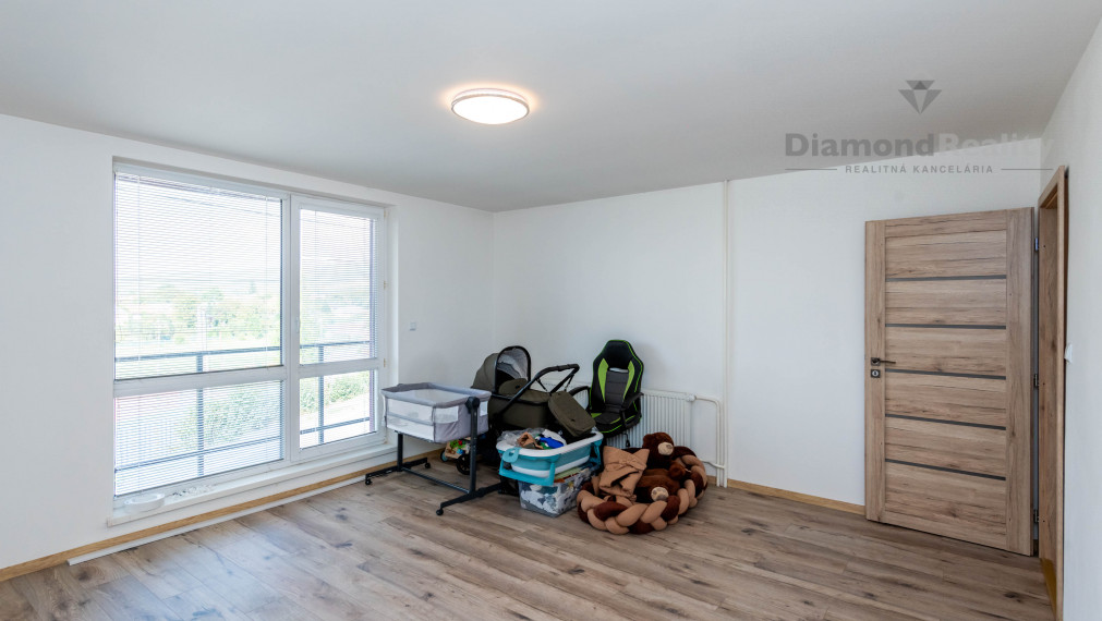 Na predaj dvojpodlažný RD po modernej rekonštrukcii, veľký pozemok (2588m2), obec Ruskov - KE okolie.