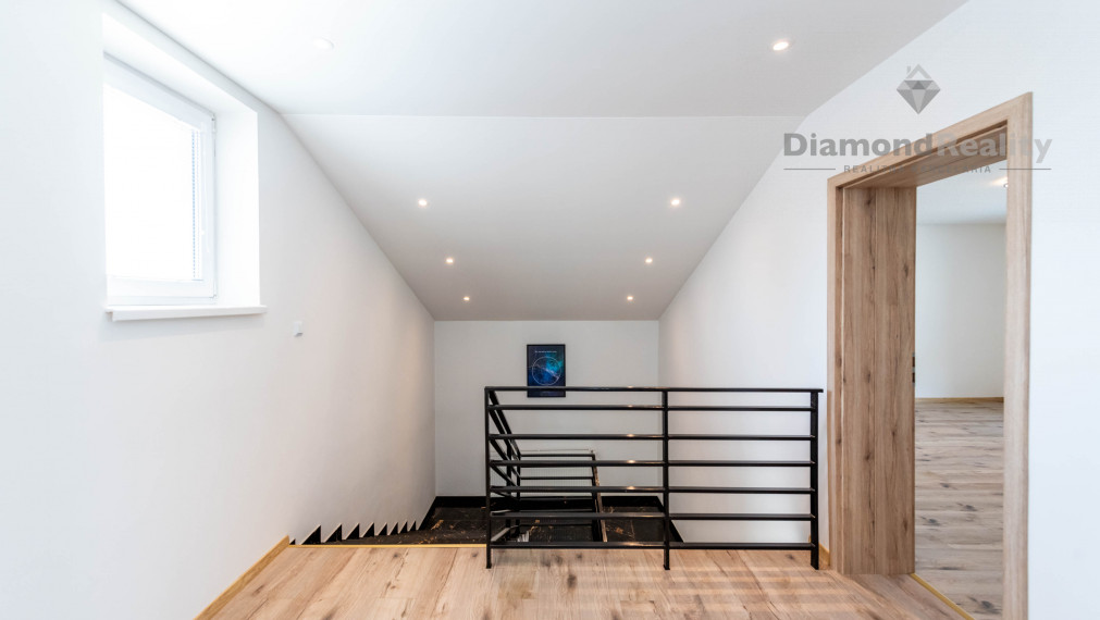 Na predaj dvojpodlažný RD po modernej rekonštrukcii, veľký pozemok (2588m2), obec Ruskov - KE okolie.