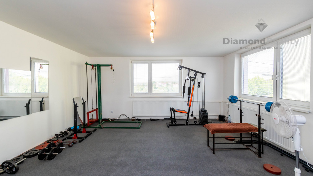 Na predaj dvojpodlažný RD po modernej rekonštrukcii, veľký pozemok (2588m2), obec Ruskov - KE okolie.