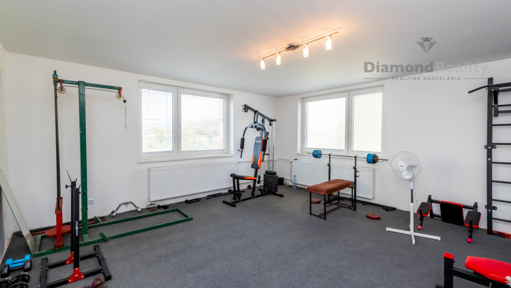 Na predaj dvojpodlažný RD po modernej rekonštrukcii, veľký pozemok (2588m2), obec Ruskov - KE okolie.